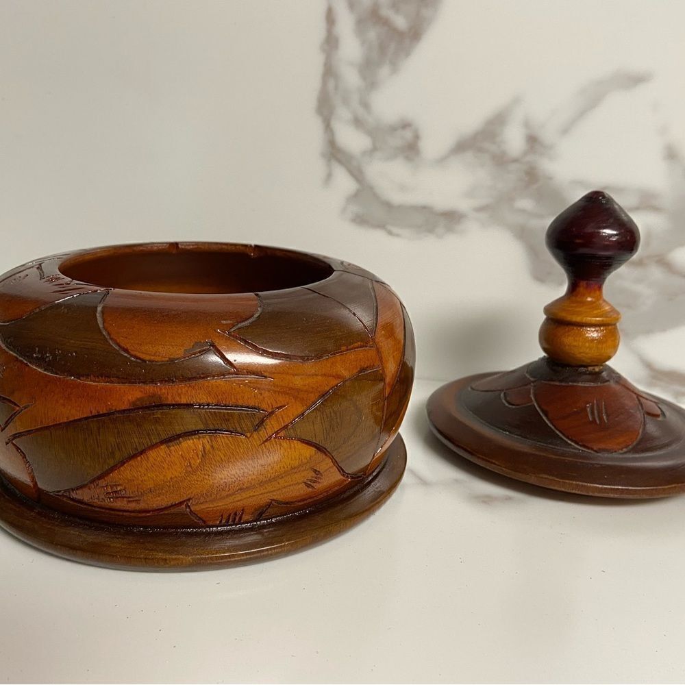 Hand Carved Multi Colored Wood Decorative Bowl Peak Top Lid Centerpiece Vintage - Picture 8 of 8